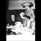 Celia Bertin dédicace son livre Haute Couture à une mannequin parisienne (1956)