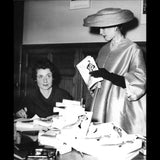 Celia Bertin dédicace son livre Haute Couture à une mannequin parisienne (1956)