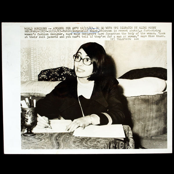 Portrait de la couturière française Emmanuelle Khanh, photographie de presse (1963)