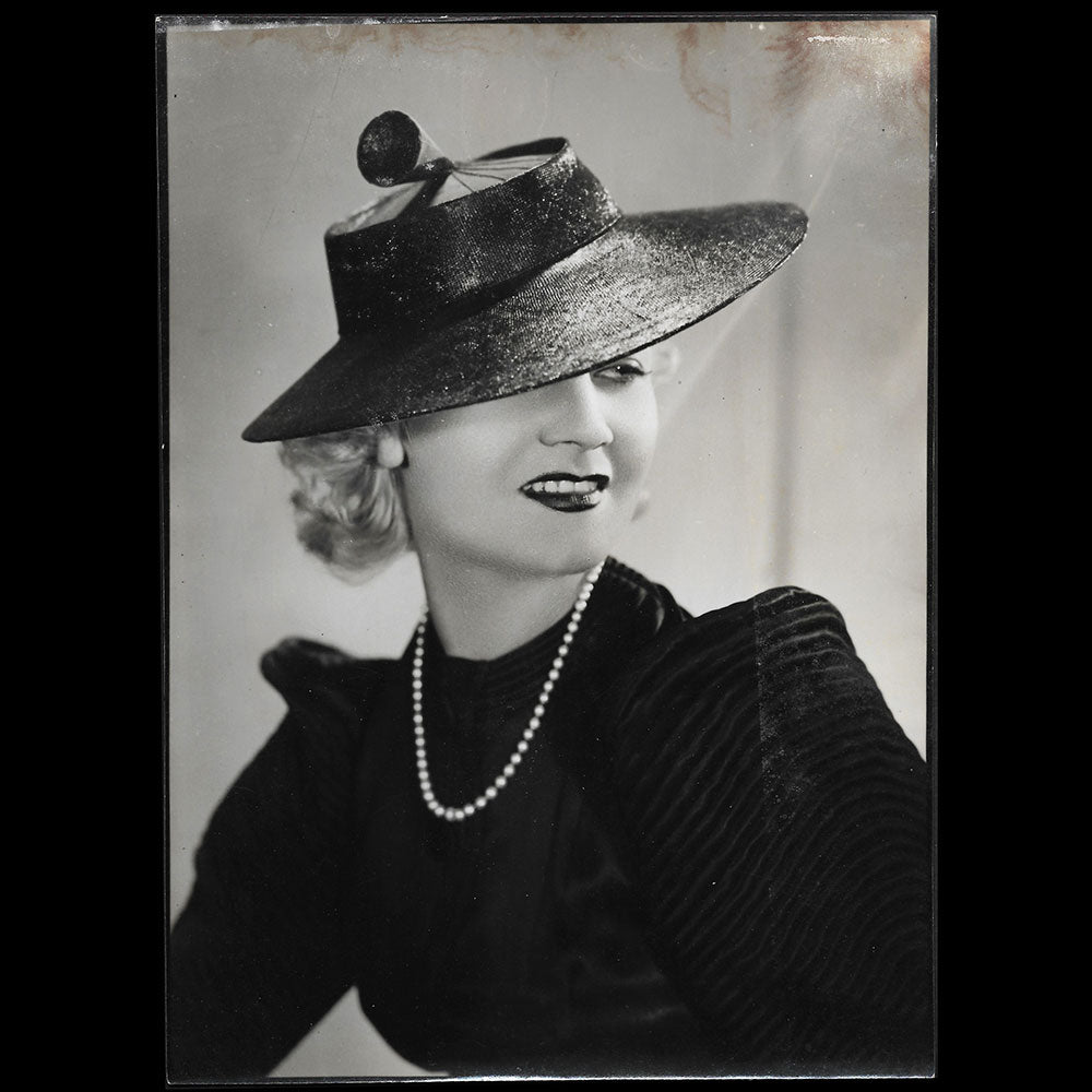 Camille Roger - Chapeau porté par Miss paris 1935, tirage d'Isabey