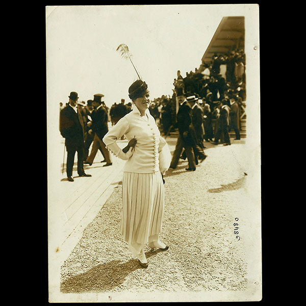 Elégante à Auteuil, la Mode aux courses, photographie de M. Branger (circa 1910)