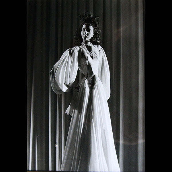 Le Théâtre de la Mode - Robes d'Alix Marcelle Tizeau, décor d'André Arbus, photographies d'Edgar Elshoud (1945)