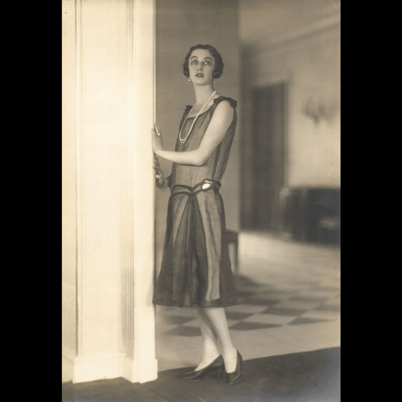 Chantal - Un rien d'organdi, robe portée par La Comtesse Liza Grabbe, tirage de Paul O'Doyé (1928)