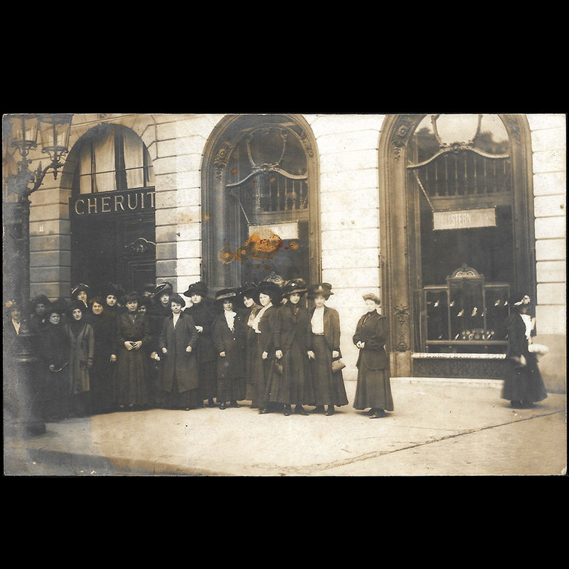 Chéruit - Employées de la maison Chéruit ou Hellstern & sons, place Vendôme à Paris (circa 1907-1910)