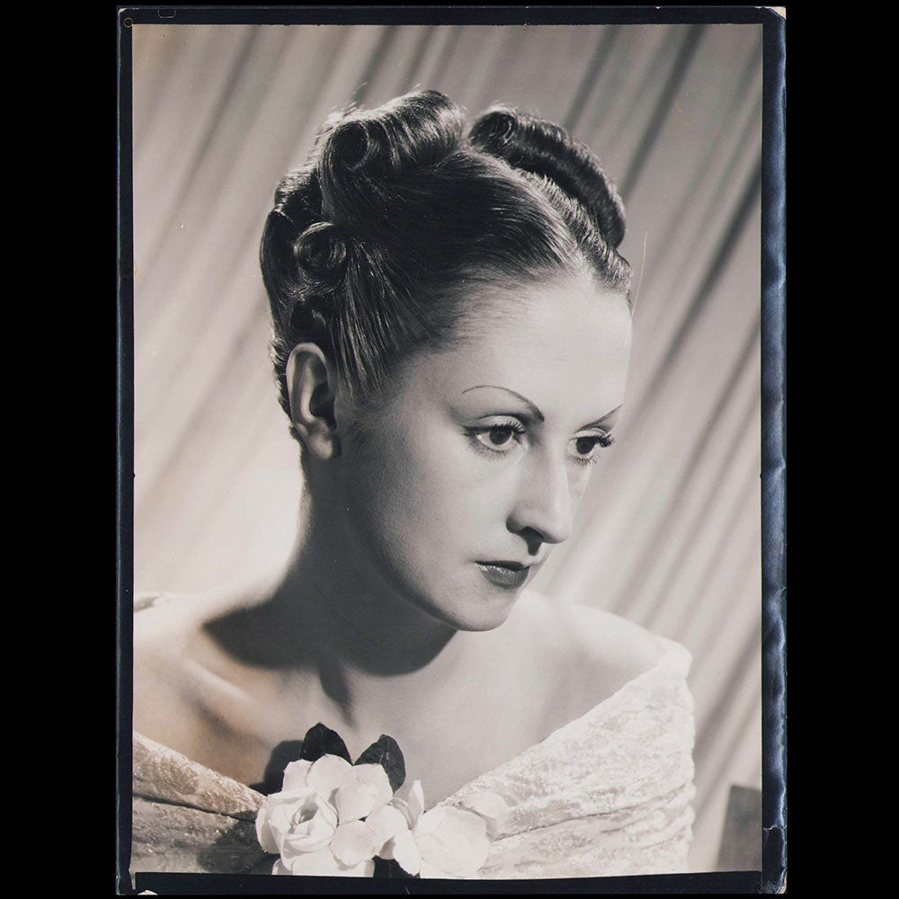 Fernand Aubry - Photographie d'une coiffure de style romantique (1937)