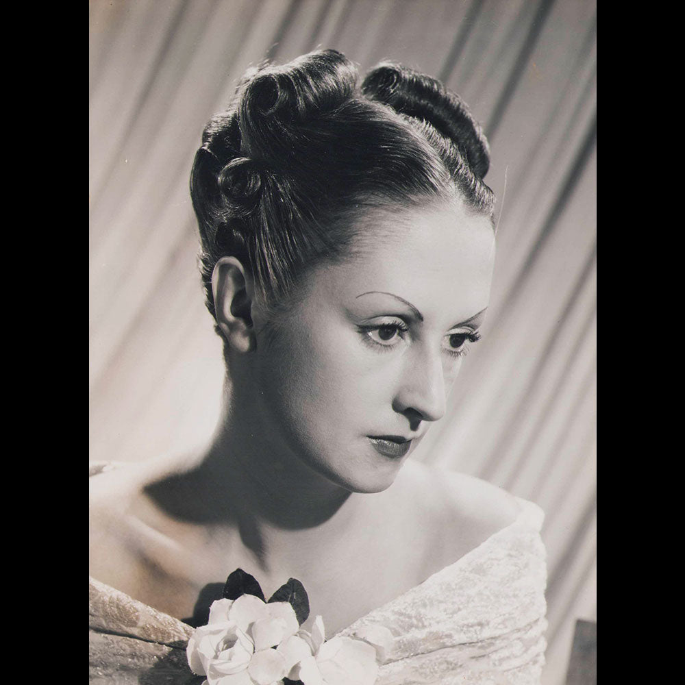 Fernand Aubry - Photographie d'une coiffure de style romantique (1937)