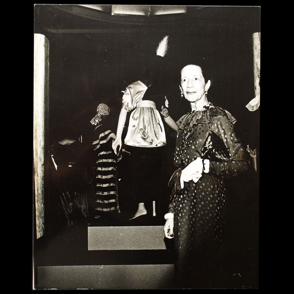 Diana Vreeland posant devant la robe Sorbet de Paul Poiret à l’exposition Inventive Clothes en 1973