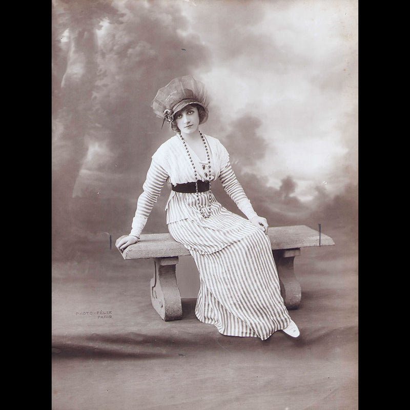 Robe portée par Mademoiselle Daumont, photographie du studio Felix (1913)