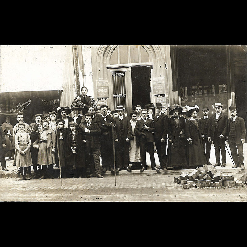 Drecoll - Le personnel devant la maison de couture, place de l'Opéra (circa 1905-1910)