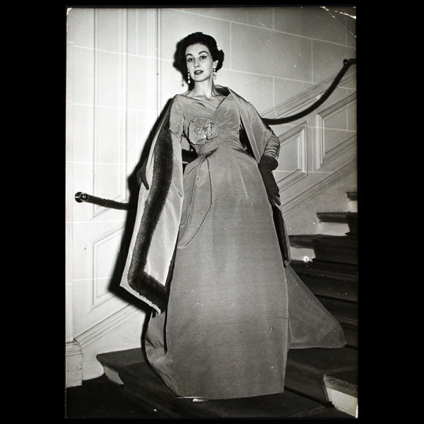Christian Dior - Robe du soir Natier et son étole bordée de vison pour l'hiver (1957)