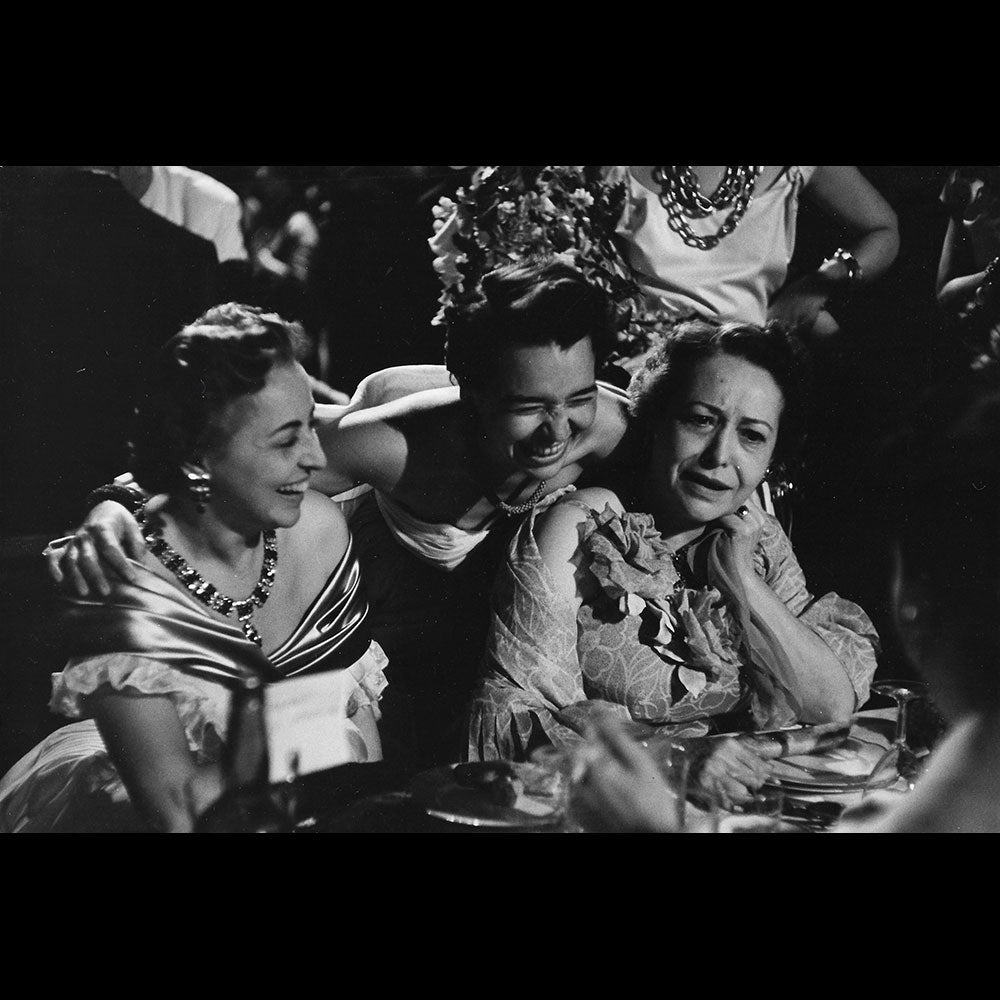 Fath - Yolanda Penteado Matarazzo, Madame Vargas et sa fille au bal Carnaval de Rio donné par les Fath au chateau de Corbeville (1952)