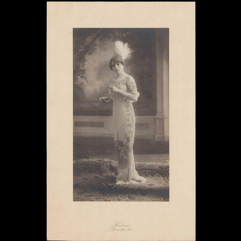 Portrait d'une Elégante en robe brodée, photographie de Femina (circa 1910)
