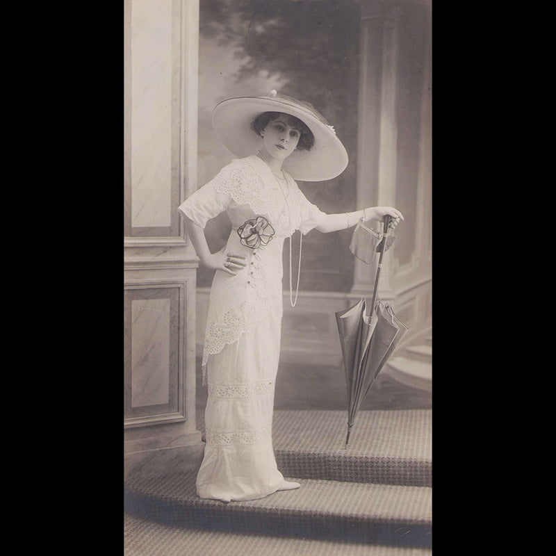 Portrait d'une Elégante au grand chapeau, photographie de Femina (circa 1910)