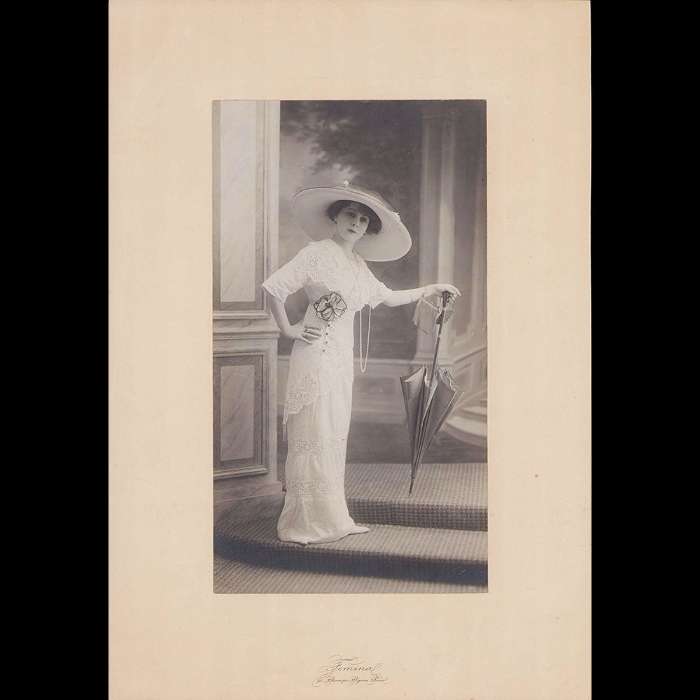 Portrait d'une Elégante au grand chapeau, photographie de Femina (circa 1910)