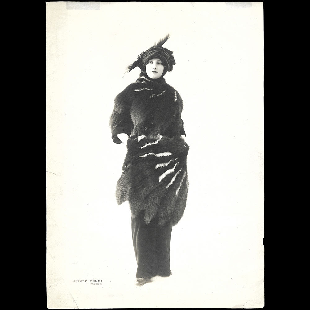 Fourrures Max - Echarpe et manchon de fourrure, photographie du studio Felix (circa 1905-1910)