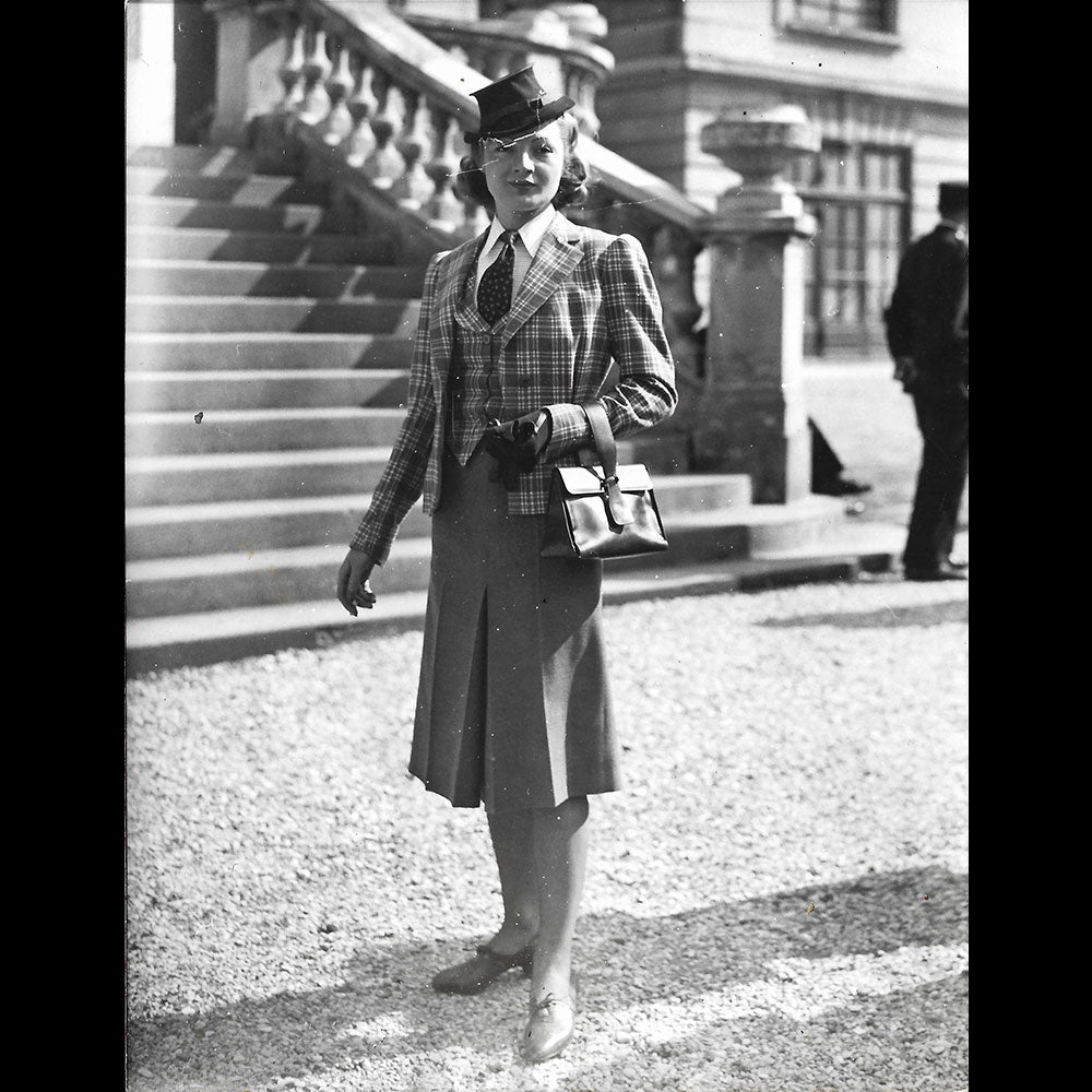 Elégante aux courses, la mode à Auteuil, photographie de l'agence France Presse (1939)