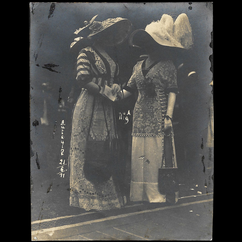 Paul Géniaux - La mode aux courses d'Auteuil, réunion de 5 photographie (1911)