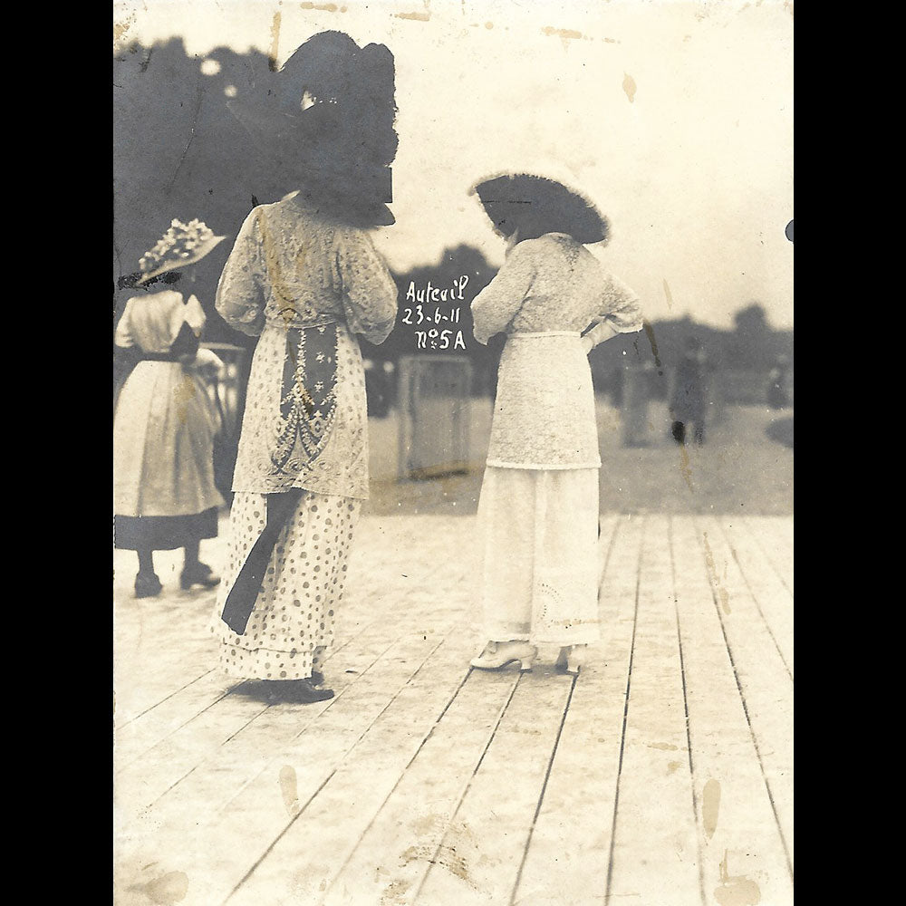 Paul Géniaux - La mode aux courses d'Auteuil, réunion de 5 photographie (1911)