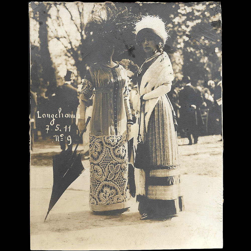 Paul Géniaux - La mode aux courses de Longchamp, réunion de 4 photographies (1911)