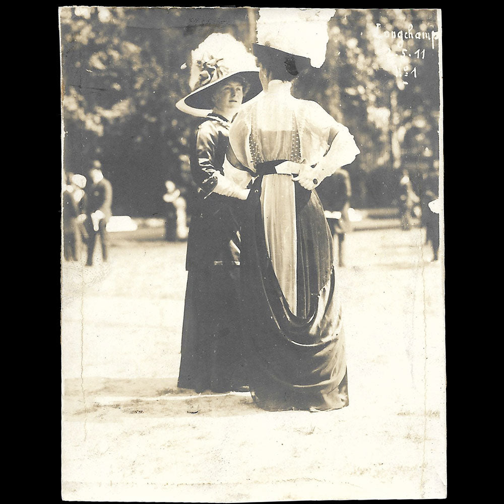 Paul Géniaux - La mode aux courses de Longchamp, réunion de 4 photographies (1911)