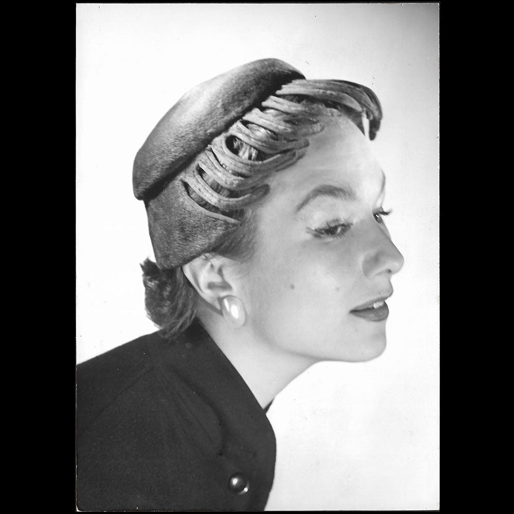 Georgette de Trèze - Chapeau en taupe et gros grain marron (circa 1950s)