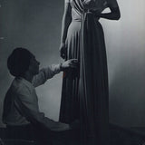 Portrait de Madame Grès drapant un modèle sur le mannequin Muni, photographie de Philippe Pottier (1942)