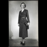 Ensemble de jour porté par Amy Colin, Miss Paris 1935, tirage d'Isabey