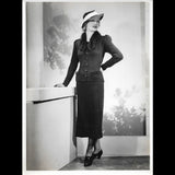 Ensemble de jour porté par Amy Colin, Miss Paris 1935, tirage d'Isabey