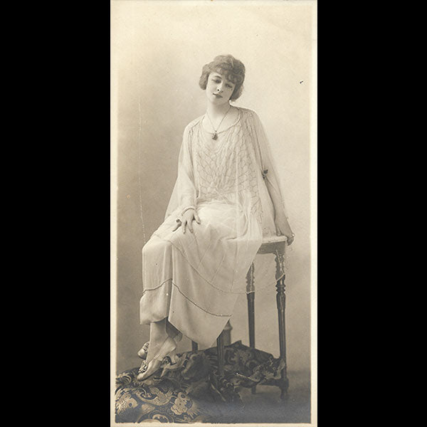 Lanvin - Jane Renouardt en robe de mousseline brodée, photographie de Reutlinger pour la couverture de la revue Les Modes (1917)