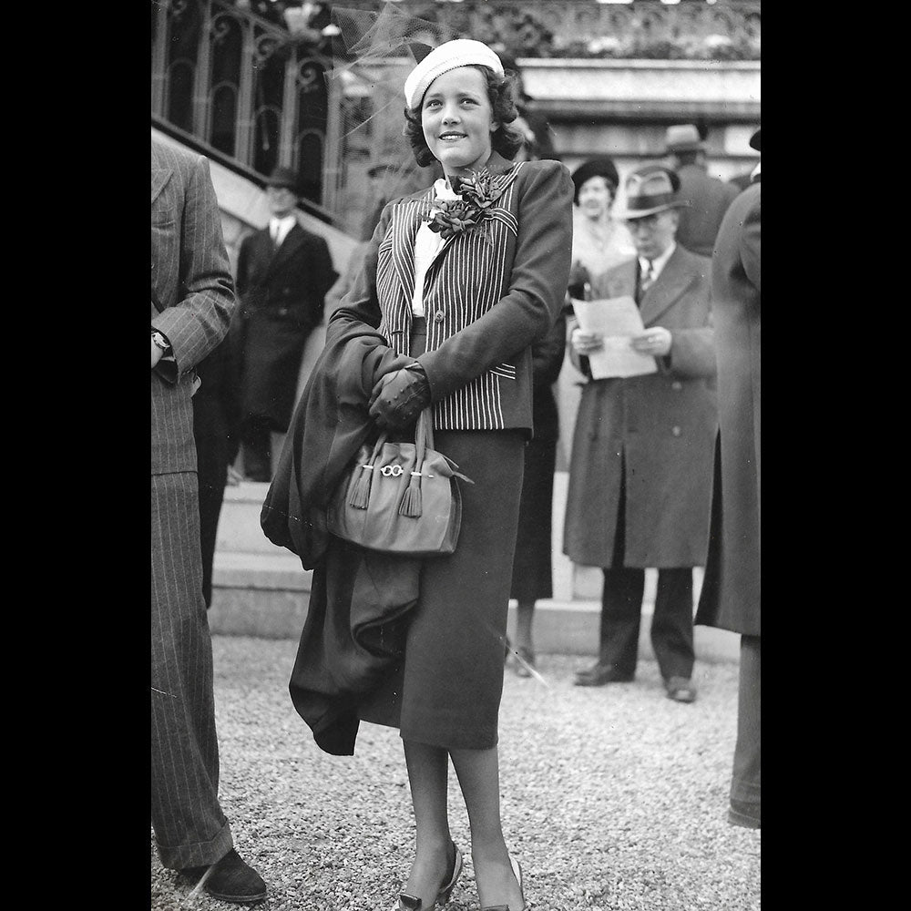 Une Femme Elégante, la mode à Longchamp, photographie de l'agence SAFARA (circa 1937-1939)