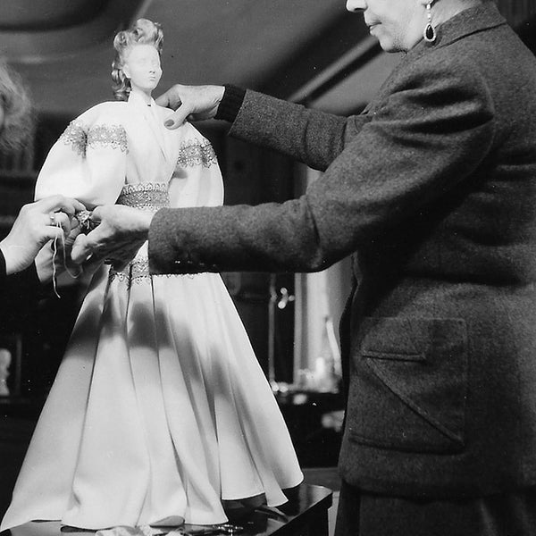 Jeanne Lanvin - Portrait de la couturière habillant une poupée du Théâtre de la Mode en 1945