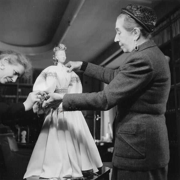 Jeanne Lanvin - Portrait de la couturière habillant une poupée du Théâtre de la Mode en 1945