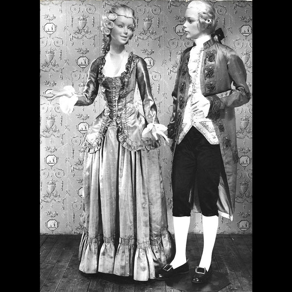 Casaquin et jupe vers 1780 et Habit vers 1775-1780, photographie de Bulloz pour l'exposition Elégances du XVIIIe siècle (1963)