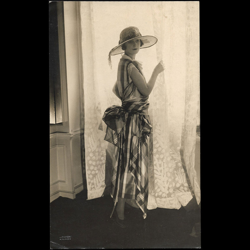 Poiret - Robe de Paul Poiret, tirage du studio Lipnitzki dédicacé par le mannequin (1924)