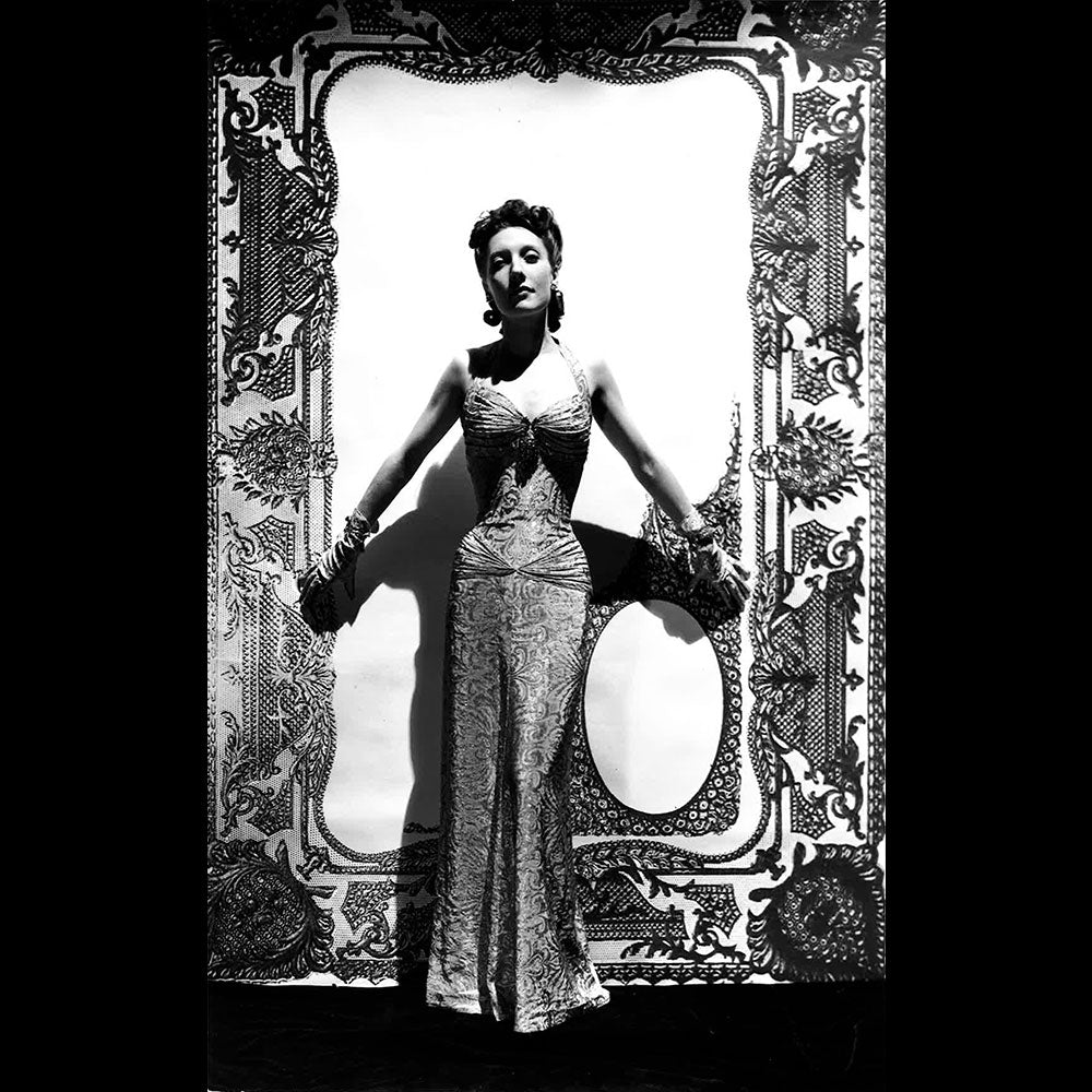 Mainbocher - Elégante en robe du soir par Eugène Rubin (1939)