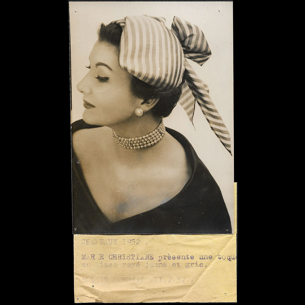Marie Christiane - Toque en tissu rayé (1952)