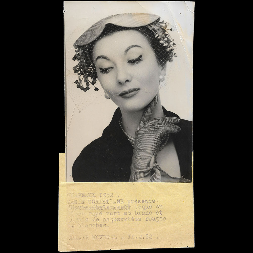 Marie Christiane - Toque en tissu rayé garnie de pâquerettes (1952)
