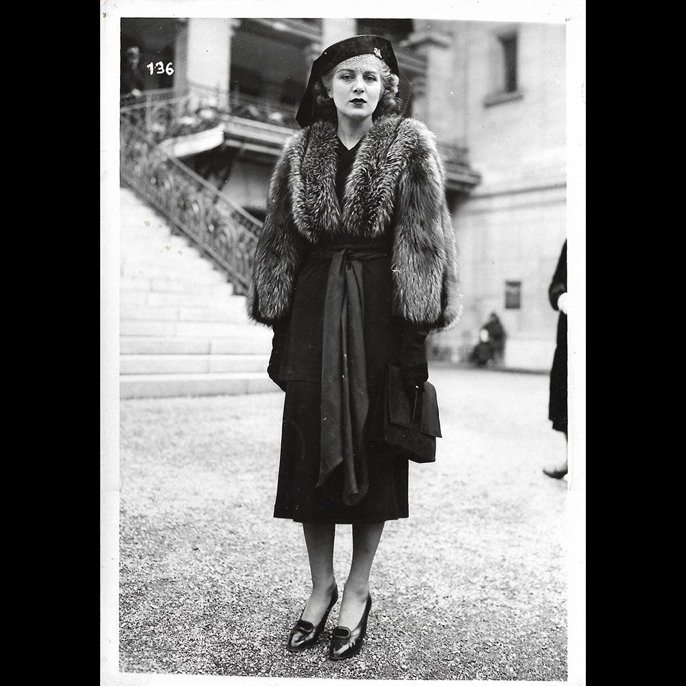 Elégante aux courses, la mode à Longchamp, photographie d'agence (1938)