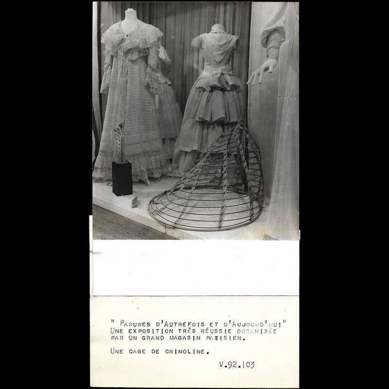 Parures d'autrefois et d'aujourd'hui - Réunion de 7 photographies de l'exposition (1940s)