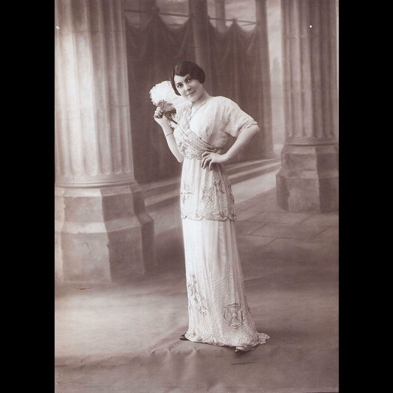 Robe portée par Mademoiselle Parys, photographie du studio Felix (1913)