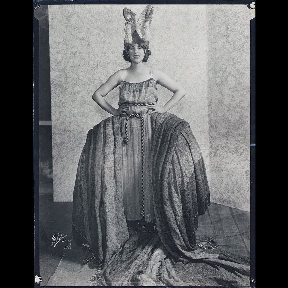 Clara Burton, portrait photographique dans un costume de Paul Poiret pour Afgar (1920)