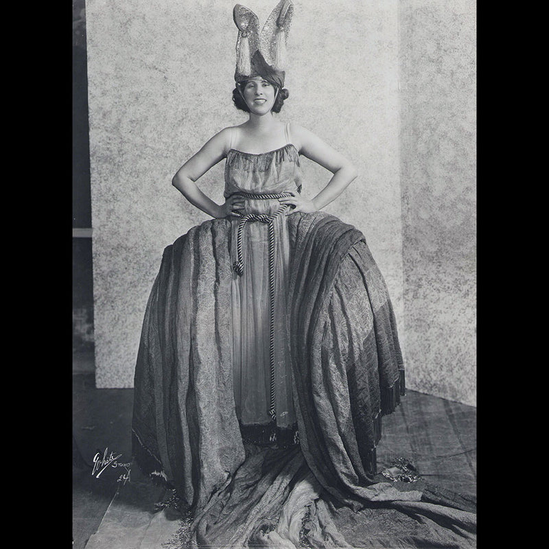 Clara Burton, portrait photographique dans un costume de Paul Poiret pour Afgar (1920)