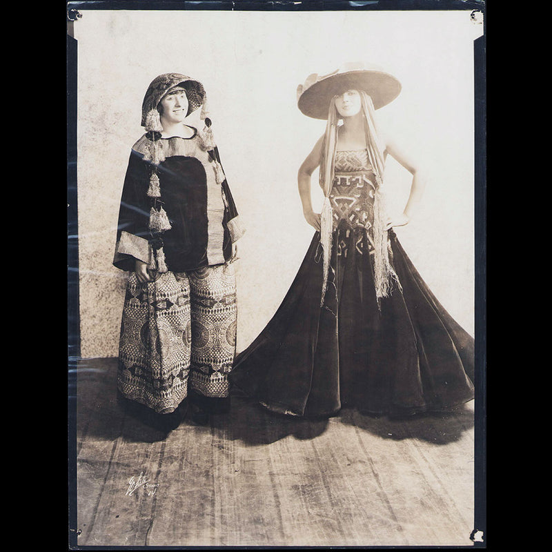 Poiret - Oretta Lewis et Anna Miller dans des costumes d'Afgar (1920)