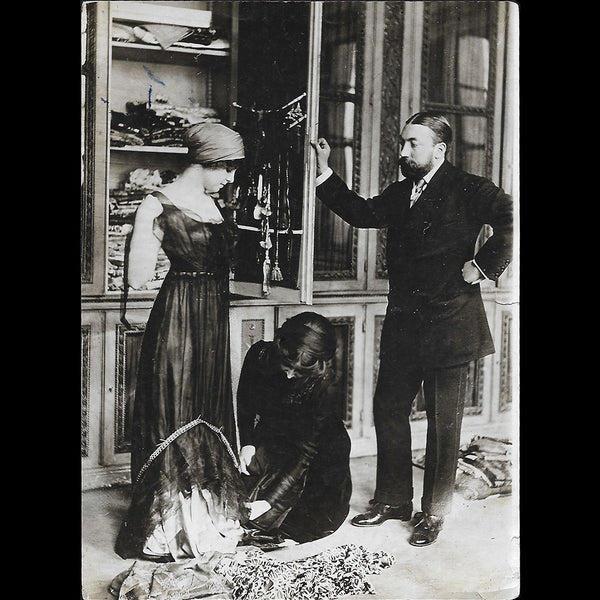 Poiret - Paul Poiret en essayage, photographie de Henri Manuel (1912)
