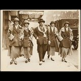 Poiret - Paul Poiret et 4 mannequins à Londres (1924)