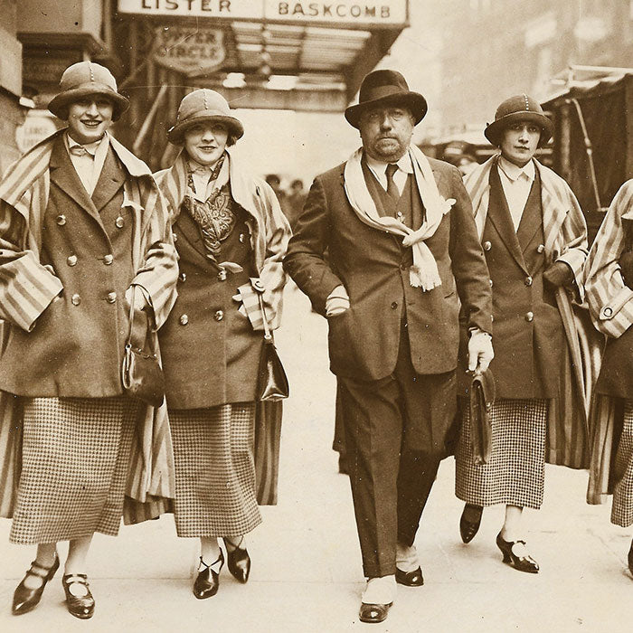 Poiret - Paul Poiret et 4 mannequins à Londres (1924)
