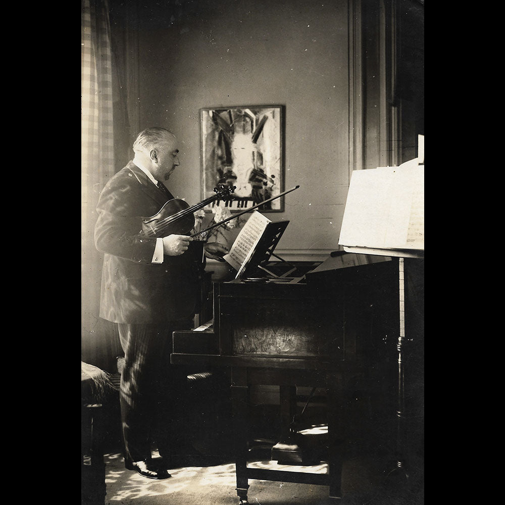 Paul Poiret - Portrait du couturier au violon par Underwood & Underwood (1926)