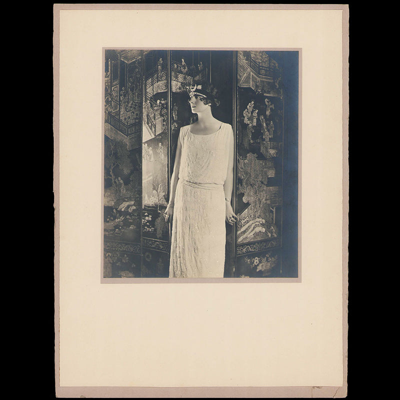 Vogue - Portrait de Madame Simone de Caillavet Stoicesco Maurois par Rehbinder pour Vogue, robe de Lucien Lelong (1922)