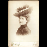 Modistes - Modèles de chapeaux, réunion de 10 photographies de Reutlinger (1902)