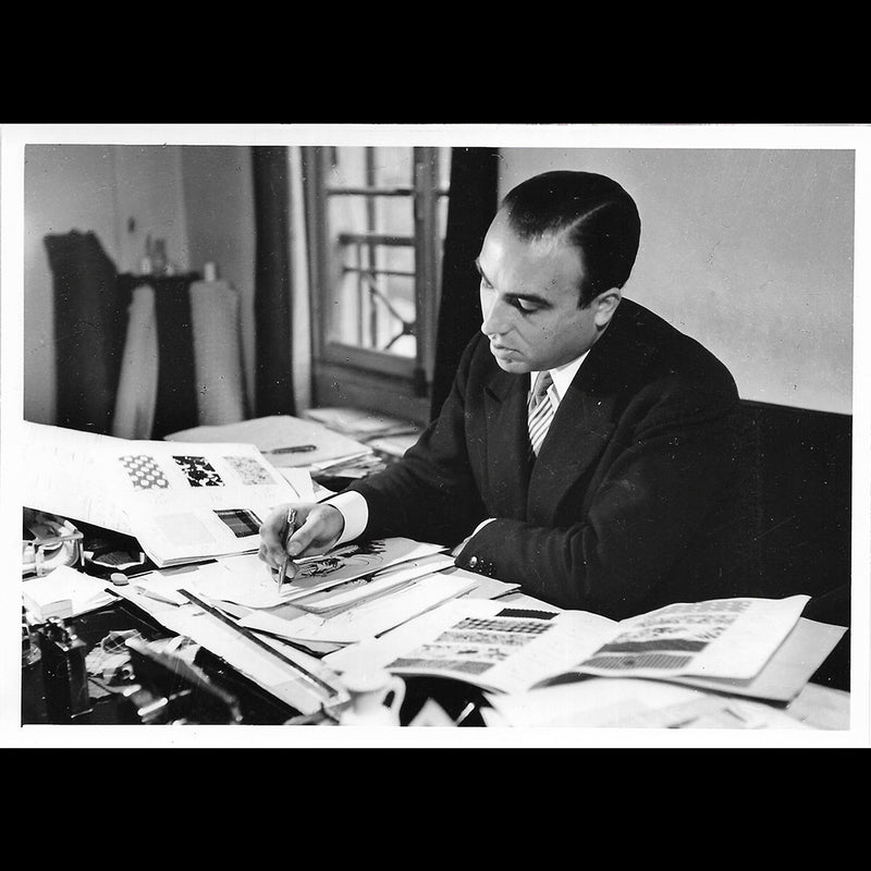 Marcel Rochas - Portrait du couturier à son bureau en 1947 par Roger Schall